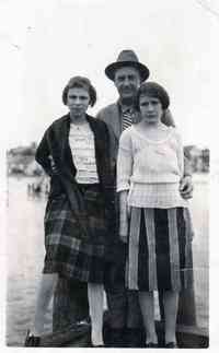 Gladys Elizabeth LAWTON - Taken around 1922 at the shore.  Probably somewhere in the Fall River/New Bedford/Westport area.  Left to right:  Gladys Elizabeth, Arthur Presby (f
