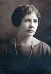 Edna Browe LAWTON - This studio photo of Edna was probably taken around 1925/26. She would have been about 20 or 21 at this time.